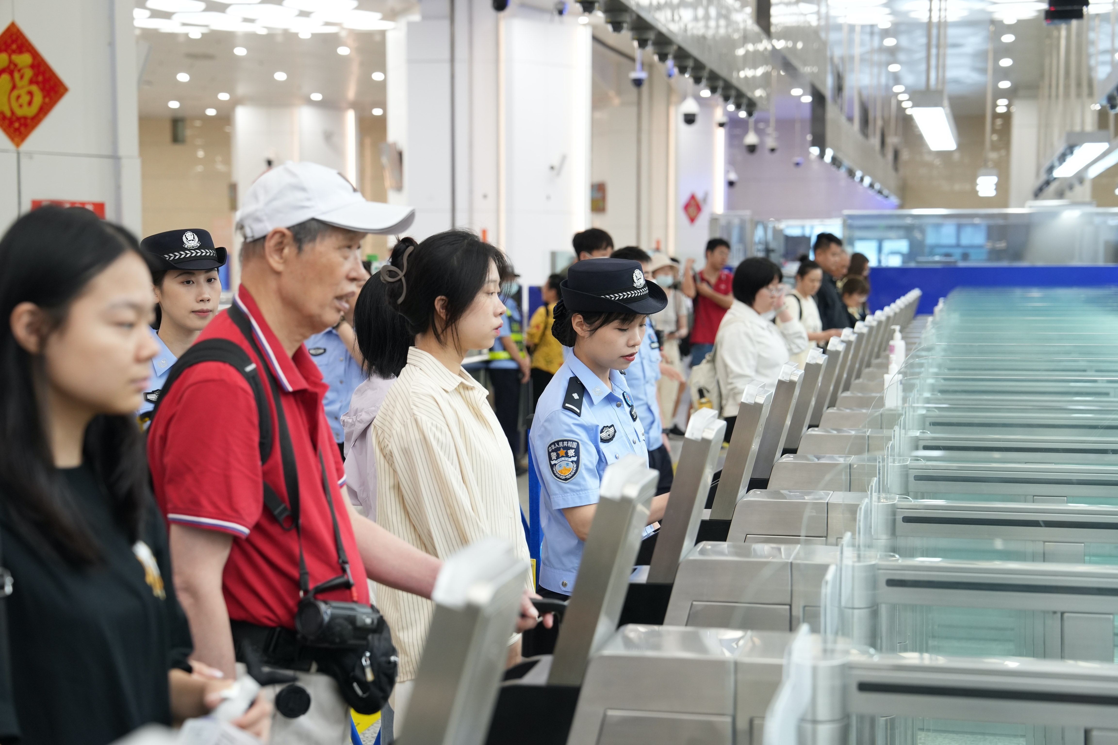 首發團今日出發！“琴澳旅游團”7日內將多次往返琴澳九游app官网下载(图2)